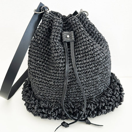 Sac seau froufrou en raphia noir, sac porté travers