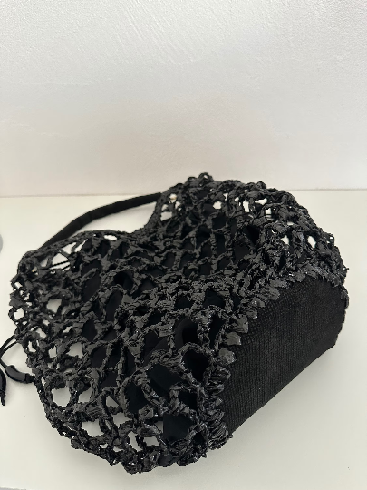 Mini bag , sac filet en raphia noir  avec pochon